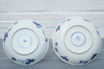 Twaalf Chinese blauwwitte koppen en schotels met floraal decor, Kangxi